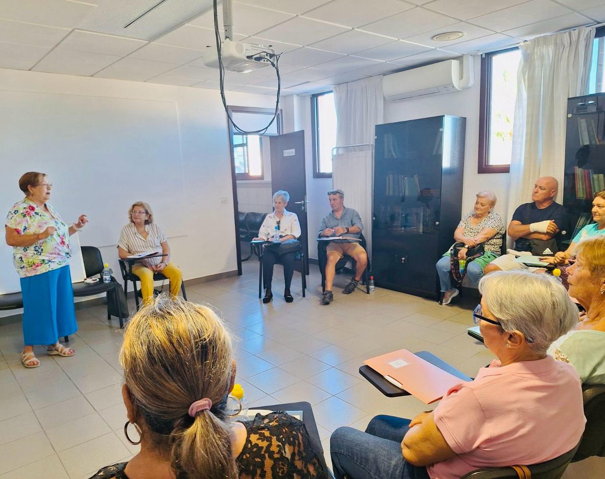 escuelapCAN's tweet photo. Gran semana en el CS Candelaria . Taller de Abordaje de diabetes y alimentación saludable, a cargo de nuestra compañera Esmeralda García y nuestra paciente activa formadora Candelaria Martín. Gracias a todo el equipo por apostar en la formación 
#entreigualesmejor @SanidadGobCan https://t.co/jvEtbSZJfw