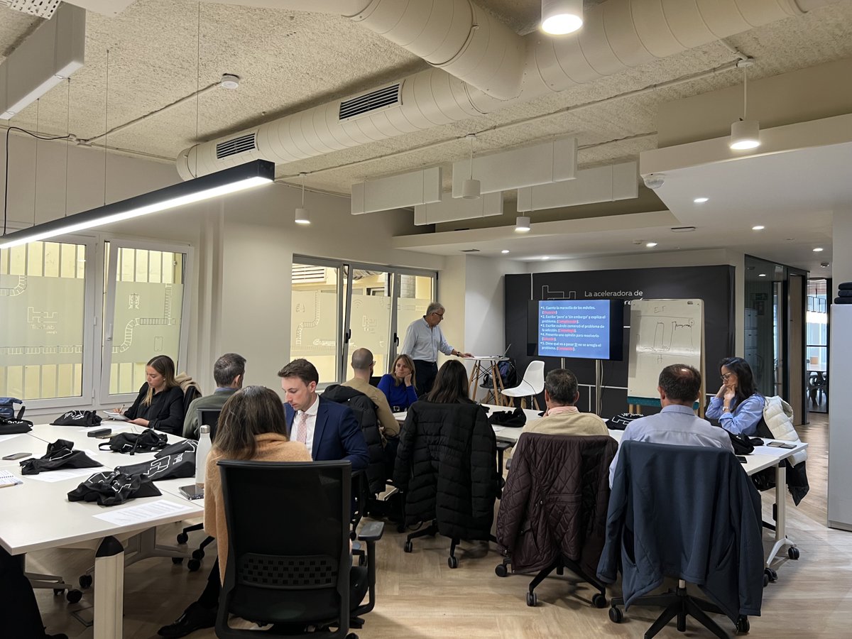 trenlab's tweet photo. 🚆✨ ¡Una semana llena de aprendizaje en #TrenLabFriends!
En nuestro taller sobre pensamiento crítico, storytelling y comunicación, los trabajadores de @Renfe han explorado cómo evaluar y transmitir el potencial de nuevas ideas, gracias a la experiencia y sabiduría de Carlos Sala.
#TrenLabInspira