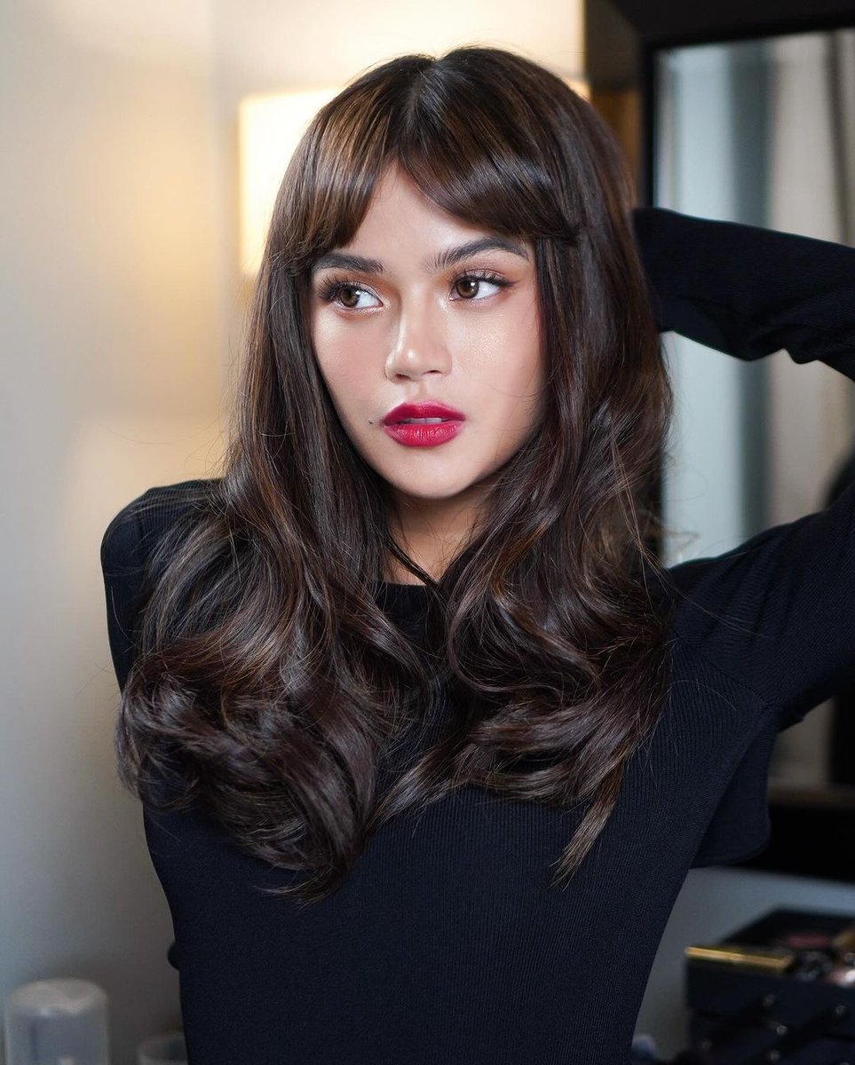 senyoramaris's tweet photo. IG: https://t.co/fNyQDJqXth

As a french girl @MissMarisRacal 💋

makeup @aguevara_ 
hair @_justineocampo

#MarisRacal | Maris Racal https://t.co/w0JX6x8OGh