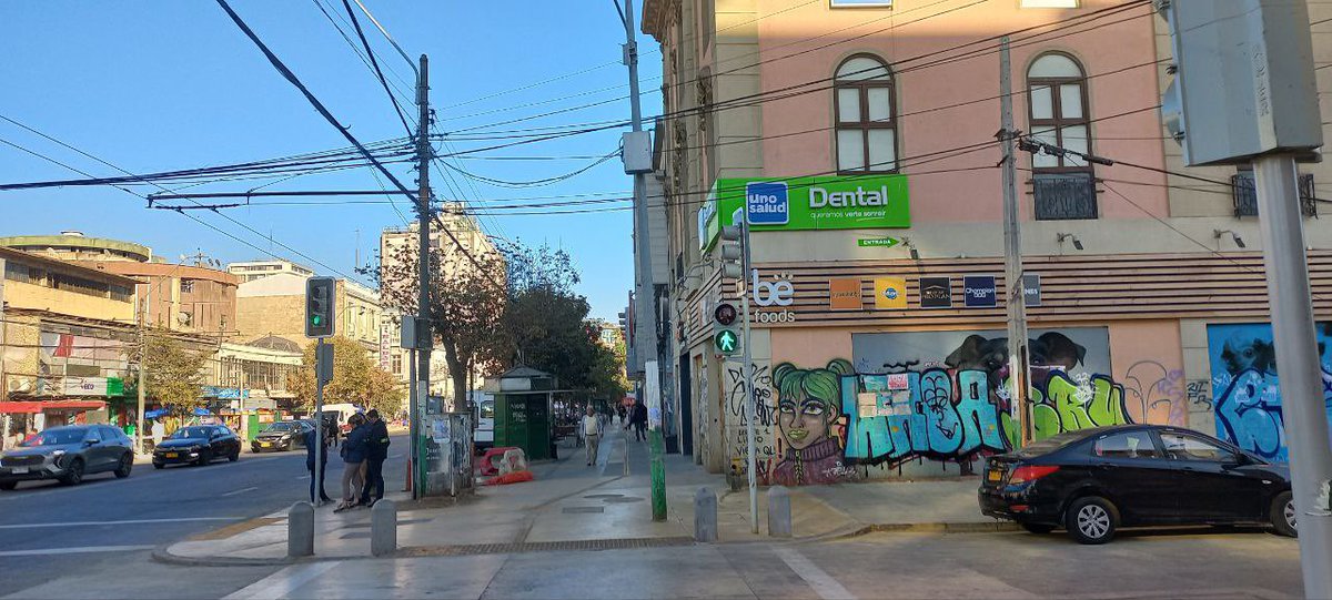 Siguen los operativos mixtos de ordenamiento de espacio público entre @MunicipioValpo y Carabineros en Av. Pedro Montt, desde calle Carrera hasta Morris.