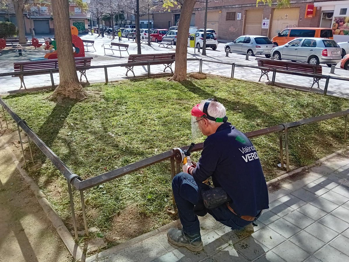 Os mostramos las labores de reparación de la valla perimetral, que un equipo de #ValènciaVerda 🌿 ha realizado esta semana en el jardín de la calle Archena (📍barrio de Soternes). @AjuntamentVLC @cemasvlc