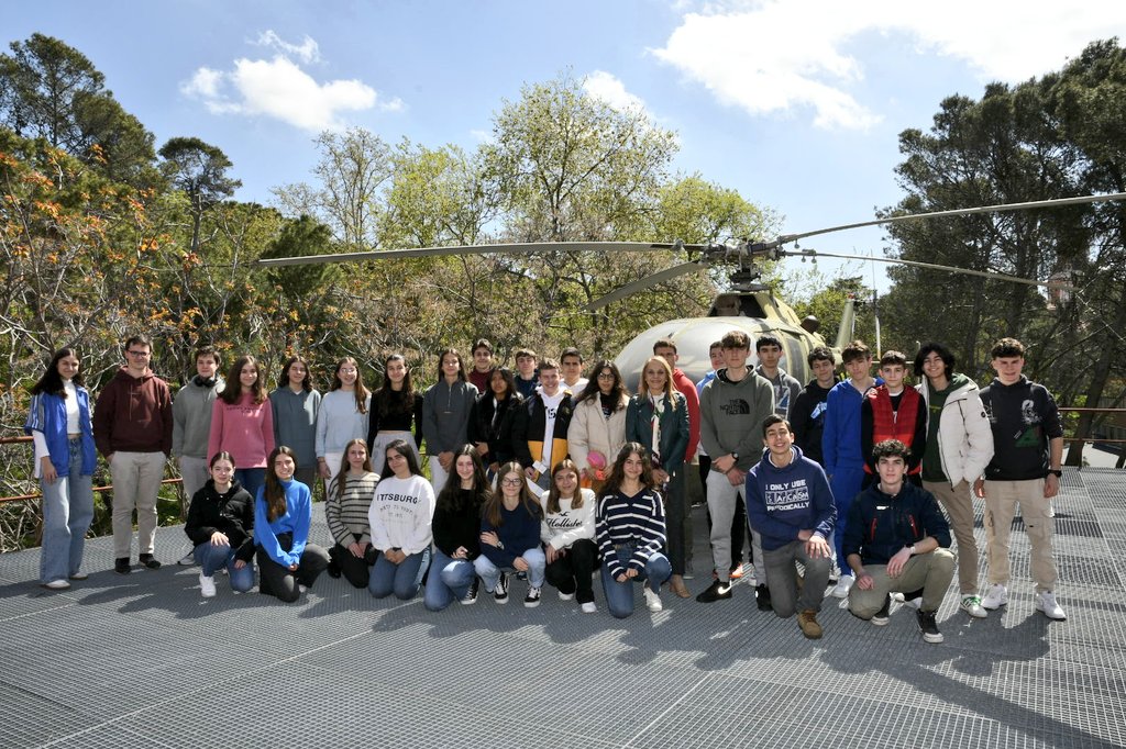 Con esta foto de grupo junto al helicóptero, despedimos a los estudiantes del programa #4ESOEmpresa de la @ComunidadMadrid. Esperamos que hayáis disfrutado vuestra experiencia en la Escuela y veros en unos años de nuevo en la #ETSIAE.
#somosUPM #fomentandovocaciones #STEM @La_UPM