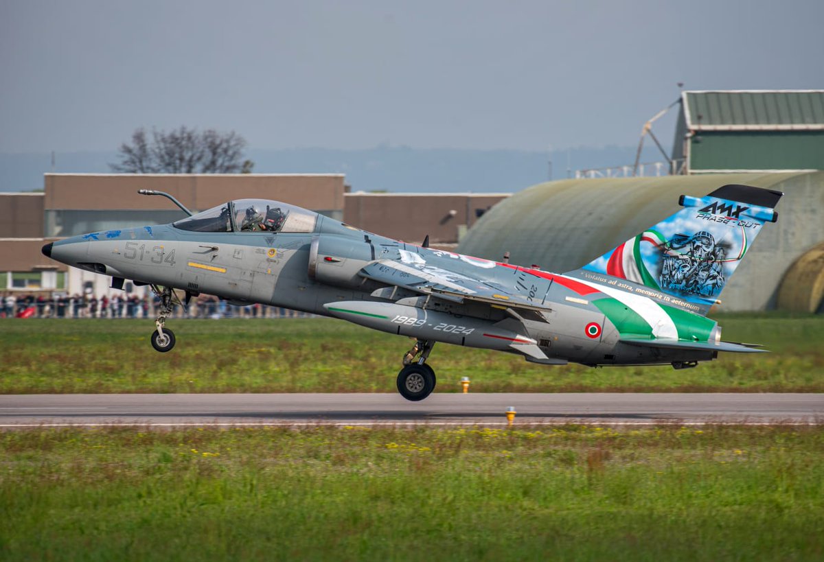 The @ItalianAirForce painted up one of remaining AMXs in this smart colour scheme as part of the send-off for the light attack aircraft at #Istrana today, and managed to put five up for a final formation flight.