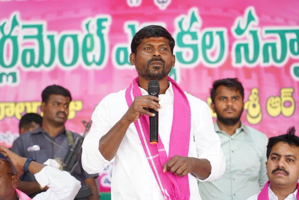RSPraveenSwaero's tweet photo. నాగర్ కర్నూల్ పార్లమెంట్ ఎన్నికల ప్రచారంలో భాగంగా ఈ రోజు అచ్చంపేటలో మాజీ ఎమ్మెల్యే శ్రీ గువ్వల బాలరాజు గారి అధ్యక్షతన బికే ఫంక్షన్ హాల్ లో ఏర్పాటు చేసిన నియోజకవర్గ స్థాయి ముఖ్య నాయకుల ఎన్నికల సన్నాహక సమావేశంలో పాల్గొన్నాను.

పార్టీ కార్యకర్తల్లో కదన కుతూహలం మెండుగా ఉంది. గత పదేళ్లు తెలంగాణ రాష్ర్టాన్ని అన్ని రంగాల్లో అభివృద్ధి చేసిన మాజీ ముఖ్యమంత్రి #KCR  నాయకత్వాన్ని ప్రజలు ఇప్పుడు కోరుకుంటున్నారు. 
రాబోయే లోక్ సభ ఎన్నికల్లో #BRS ను అత్యధిక మెజారిటీతో గెలిపించాలని పార్టీ శ్రేణులకు దిశా నిర్దేశం చేయడం జరిగింది. 

@BRSparty
#LokSabha 
#BRS2024Elections 
#BRS4NagarkurnoolParliament 
#AchampetConstituency