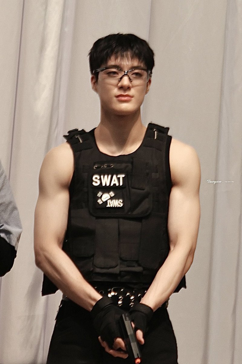 NCT's JENO looks dashing at a fansign event today.