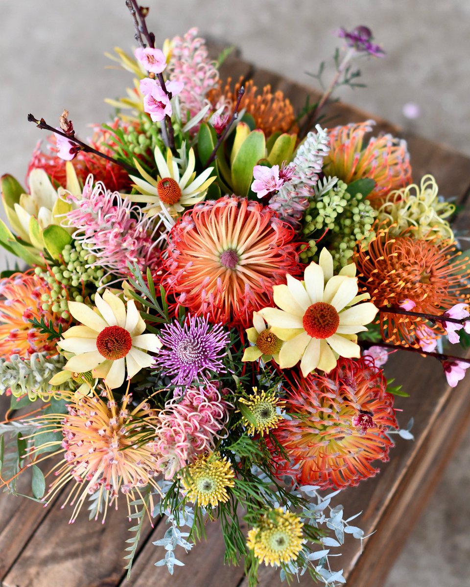 Happy Friday! There is nothing more universally loved than flowers… they are and always have been the perfect reminder of the beauty in life. 🍃💥😊🌼🌿 #fridayfeeling #inspiredbynature #fabulousflorals #protea #cagrown
