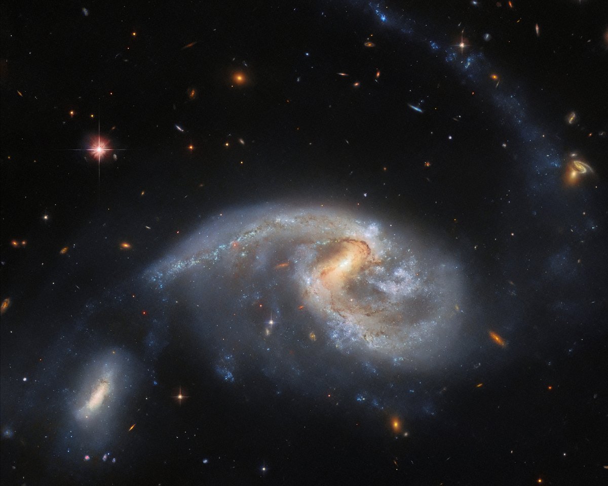 Galactic besties 🌀 The spiral galaxy in this week's #HubbleFriday image is NGC 5996. Beneath it to the left is a smaller companion galaxy called NGC 5994. Together, this pair is known as Arp 72. They're both about 160 million light-years from Earth: go.nasa.gov/43HJhHn