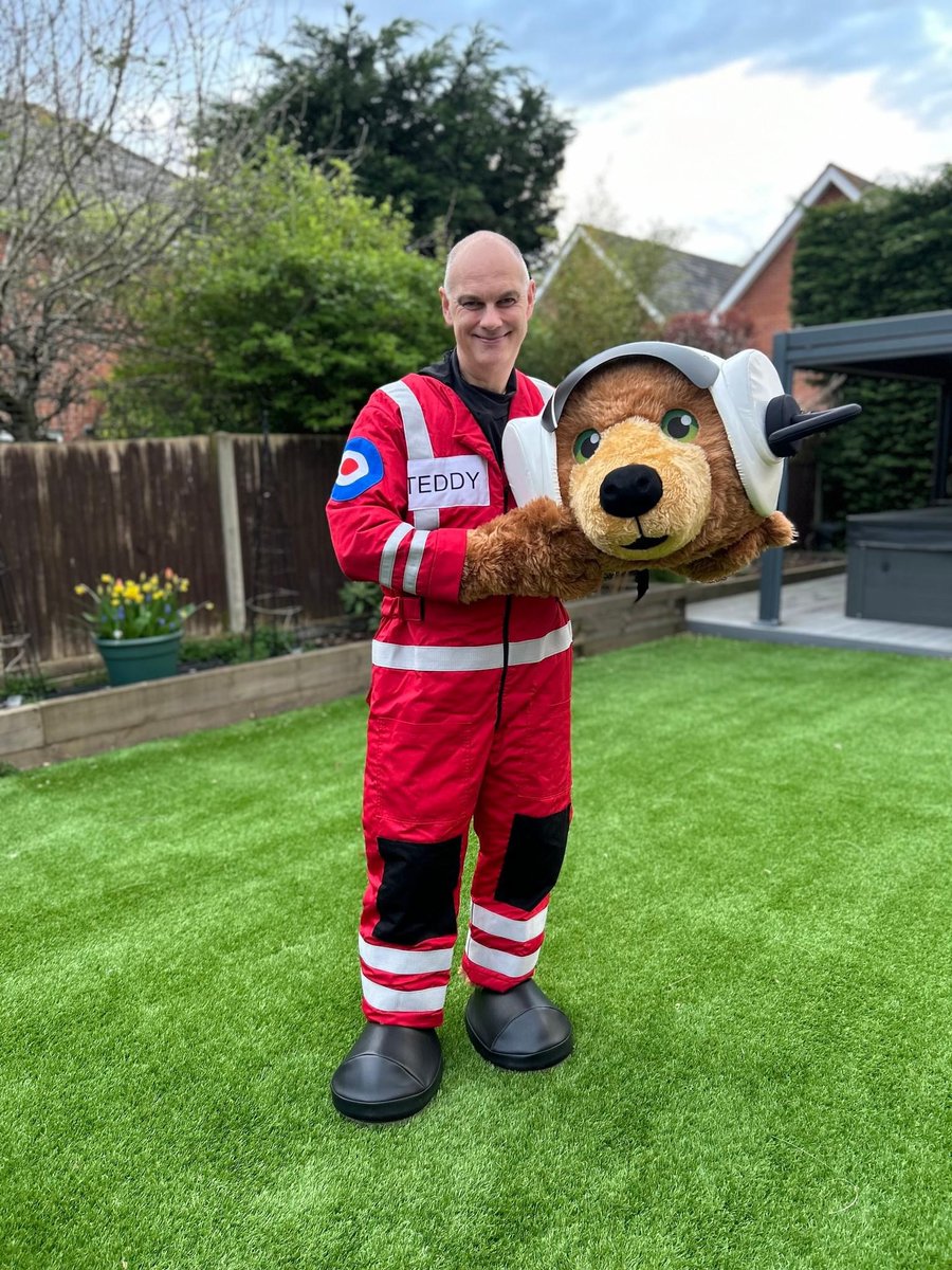 Sending wishes to Ant Middle, CEO of @AgeasUK, and the Ageas team as they prepare for the Southampton Half Marathon this Sunday! 🏅 We also wanted to give a shout-out to David Simpson, pictured below, who's running 3 marathons over 3 weekends! Thank you & good luck!🚁