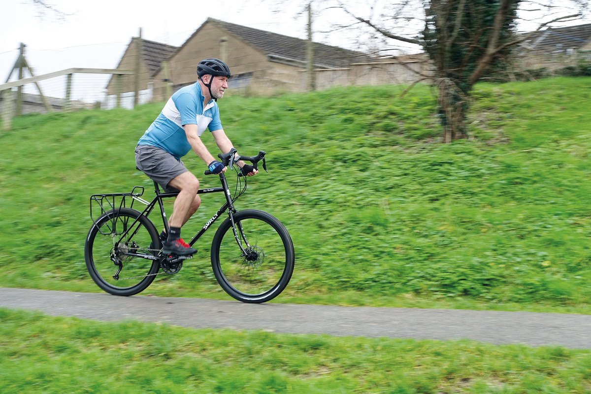 Check out our newest bike review on Steel tourers featuring the Sonder Santiago and the Surly Disc Trucker, put to the test by the one and only Simon Withers! 🚲 Get all the details in the full review right here: cyclinguk.org/cycle-magazine…