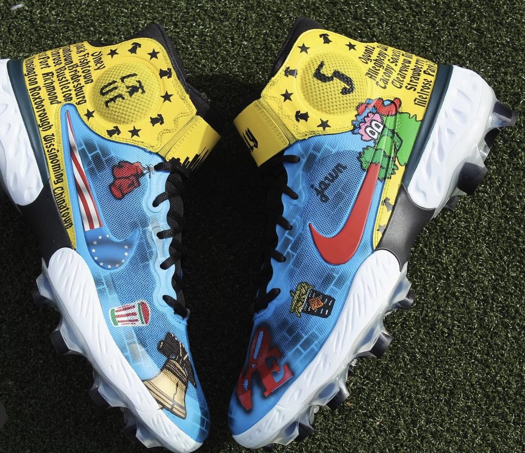 Bryson Stott is rockin these City Connect cleats tonight with all things Philly. The Phanatic, Rocky boxing gloves, Liberty Bell, Rita’s water rice, Chickies and Pete’s crab fries