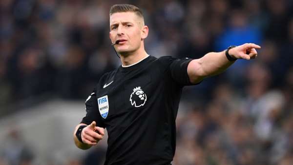 How this absolute weapon has refereed European games & the top flight of English football is beyond me, loved dishing his cards out tonight. 🚮