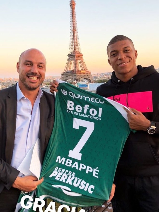 Mbappe con la casaca de Sarmiento de Junin lpm ;)