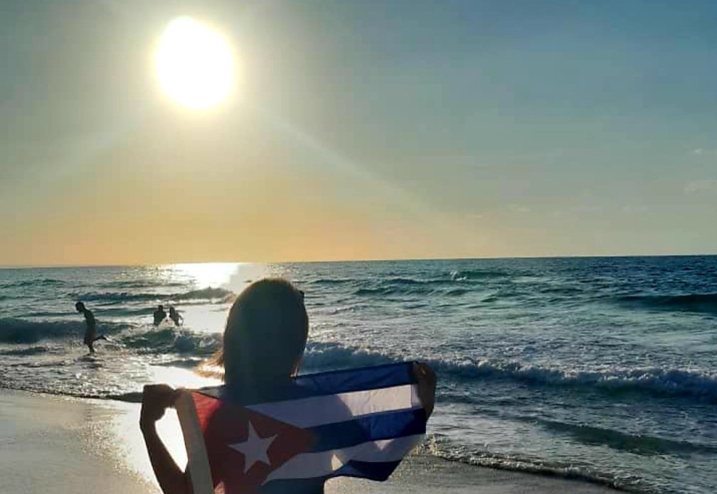 🌹Si no puedes ser poeta, al menos... sé el poema ‼️ Pisa fuerte y encuentra a cada paso, una razón para resistir y vencer‼️💫🇨🇺