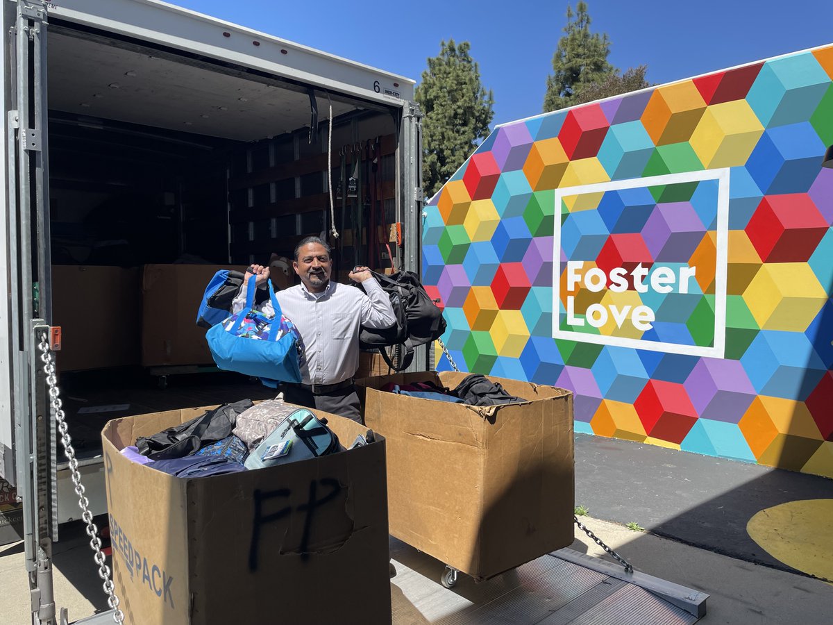 PIH Health partnered with @FosterLove, a local non-profit organization that provides dignified ways for kids in the foster system to transfer their personal belongings when moving from home to home. Thank you to our generous employees for their contributions to this cause.💙