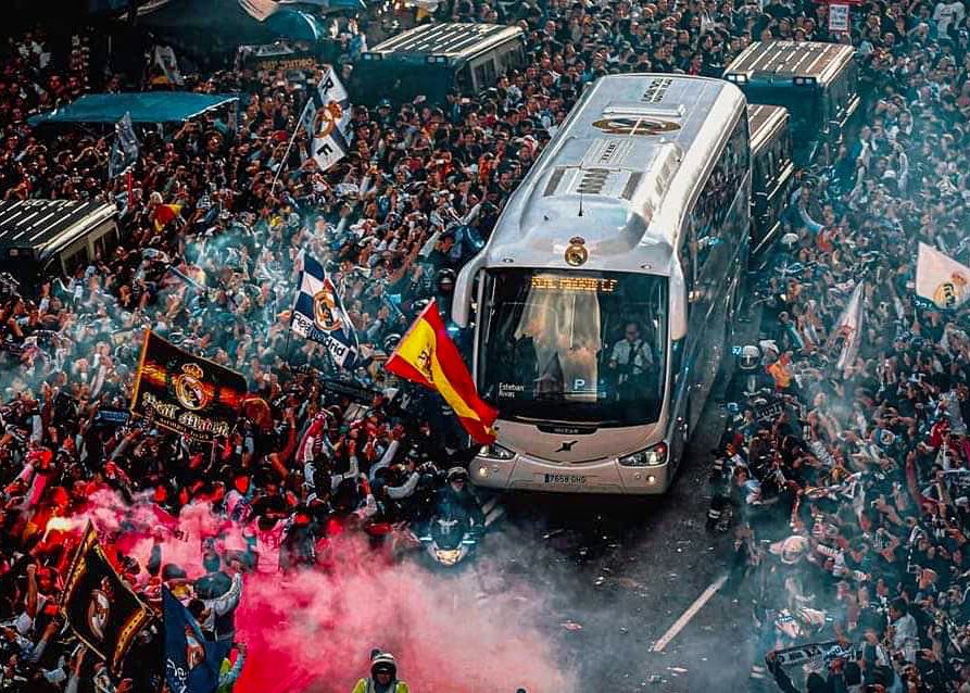 Il s'appelle Fernando, c'est le chauffeur du bus du Real Madrid depuis 24 ans. Sa particularité ? Depuis qu'il a ce poste il est allé à plus de finales de Ligue des Champions que le Barça, le PSG et City réunis.