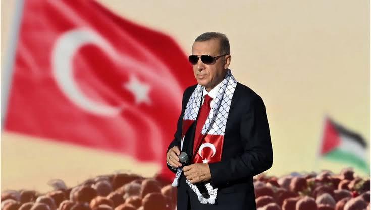 İletişim Başkanı Fahrettin Altun açıkladı.. Cumhurbaşkanı Recep Tayyip Erdoğan, İsrail'in Gazze'de TRT Arabi ekibine yönelik saldırısı sonrası Filistin Devlet Başkanı Mahmud Abbas ile telefonda görüştü. Erdoğan, 'İsrail zulmün bedelini ödeyecek' dedi.
