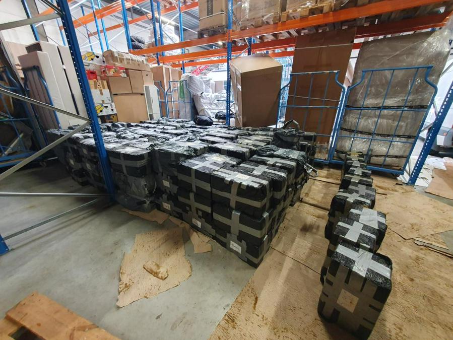 Belgium: Police, in collaboration with special units, raided a warehouse in Antwerp and arrested eleven suspects, later adding a twelfth one. The warehouse contained around 5 to 6 tons of cocaine and various weapons.
1/2