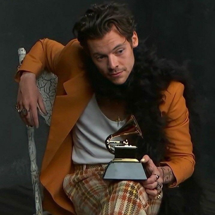 he won his first grammy :')