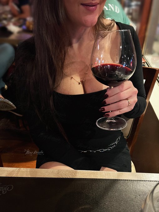 E vamos l&aacute;! vamos curtir a noite de sexta 🍷 https://t.co/tmZ31W5rdZ