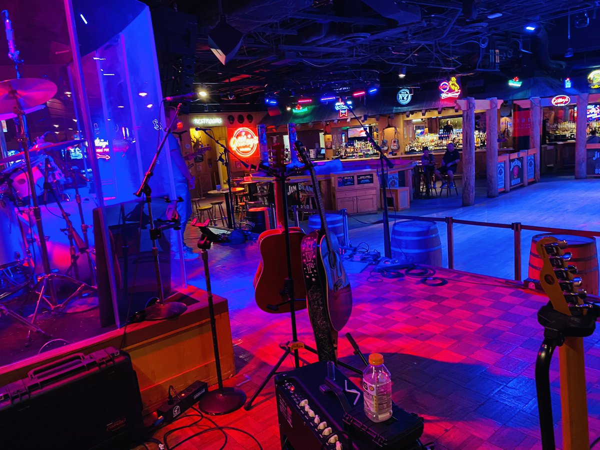 It’s time for soundcheck at @TIgilleys Saloon, Dance Hall! It feels so great to be back in Vegas at a real honktonk. Down beat tonight at 10pm.