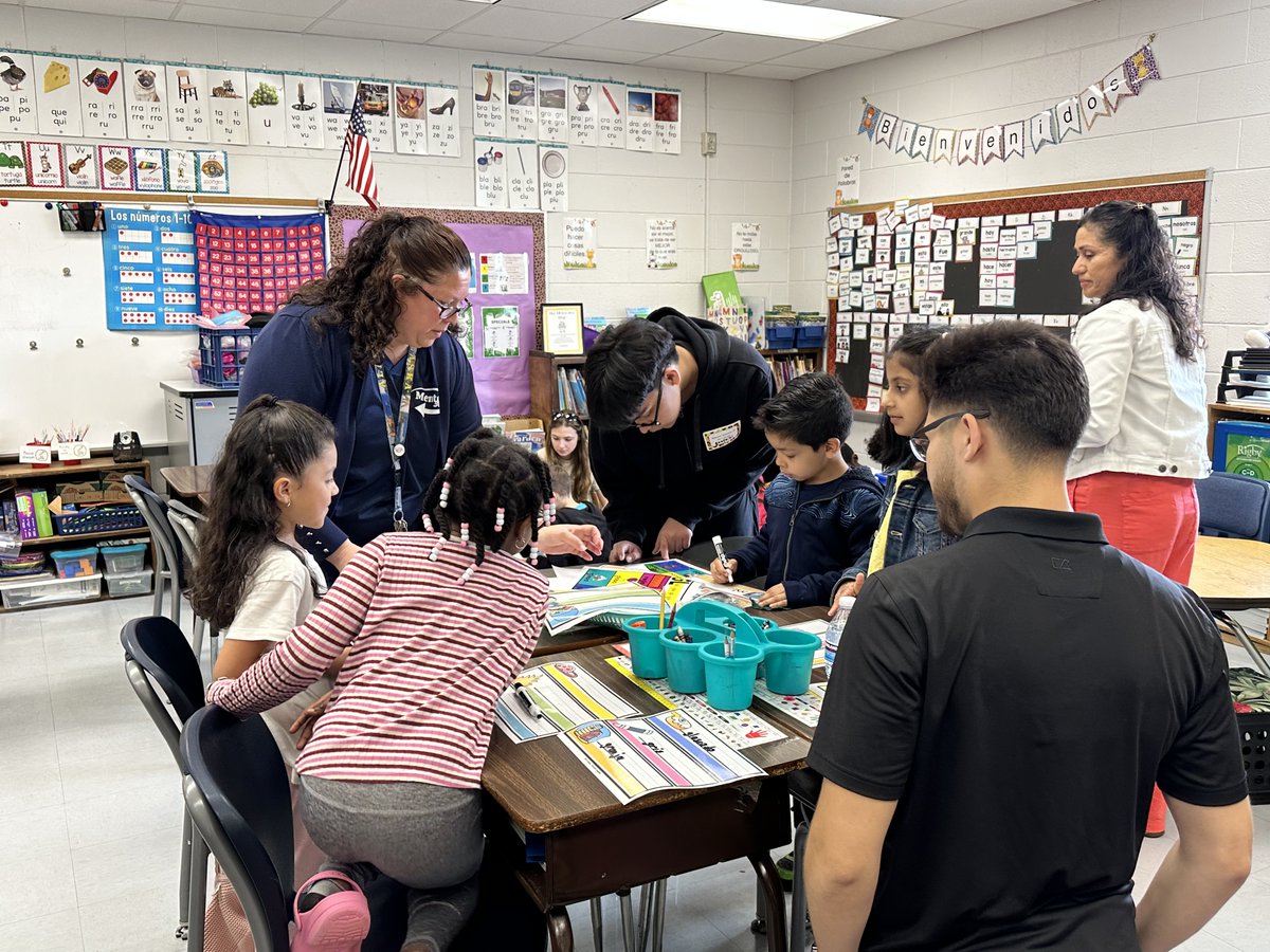 The @cforgeeagles Student Creators of Change Club visited Dual Language Immersion classes at @WidewaterES to foster community with their younger peers. The club’s purpose is to create change through activities such as tutoring, school tours, & volunteering. #ElevateStafford
