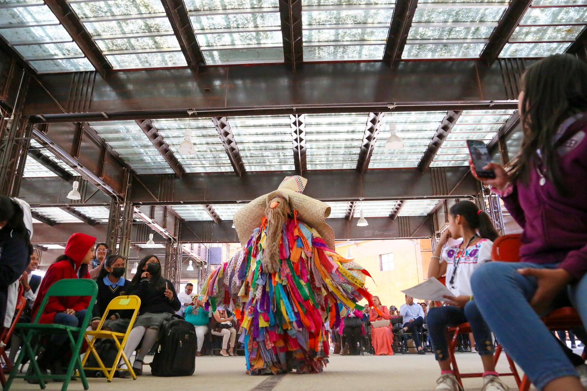 DIF_Oaxaca's tweet photo. Los coloridos listones del #Tiliche que conforman el traje regional de Putla Villa de Guerrero fueron el medio de expresión para que las y los Impulsores de Derechos 2024 leyeran en voz alta lo que se necesita para #UnOaxacaMejor, actividad que formó parte del taller de https://t.co/2InRRHfr3t