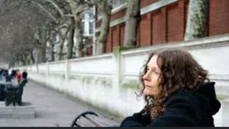 A mother waits for her son. You are not forgotten Christine. #WeWillWinThis #Assange #NoExtradition