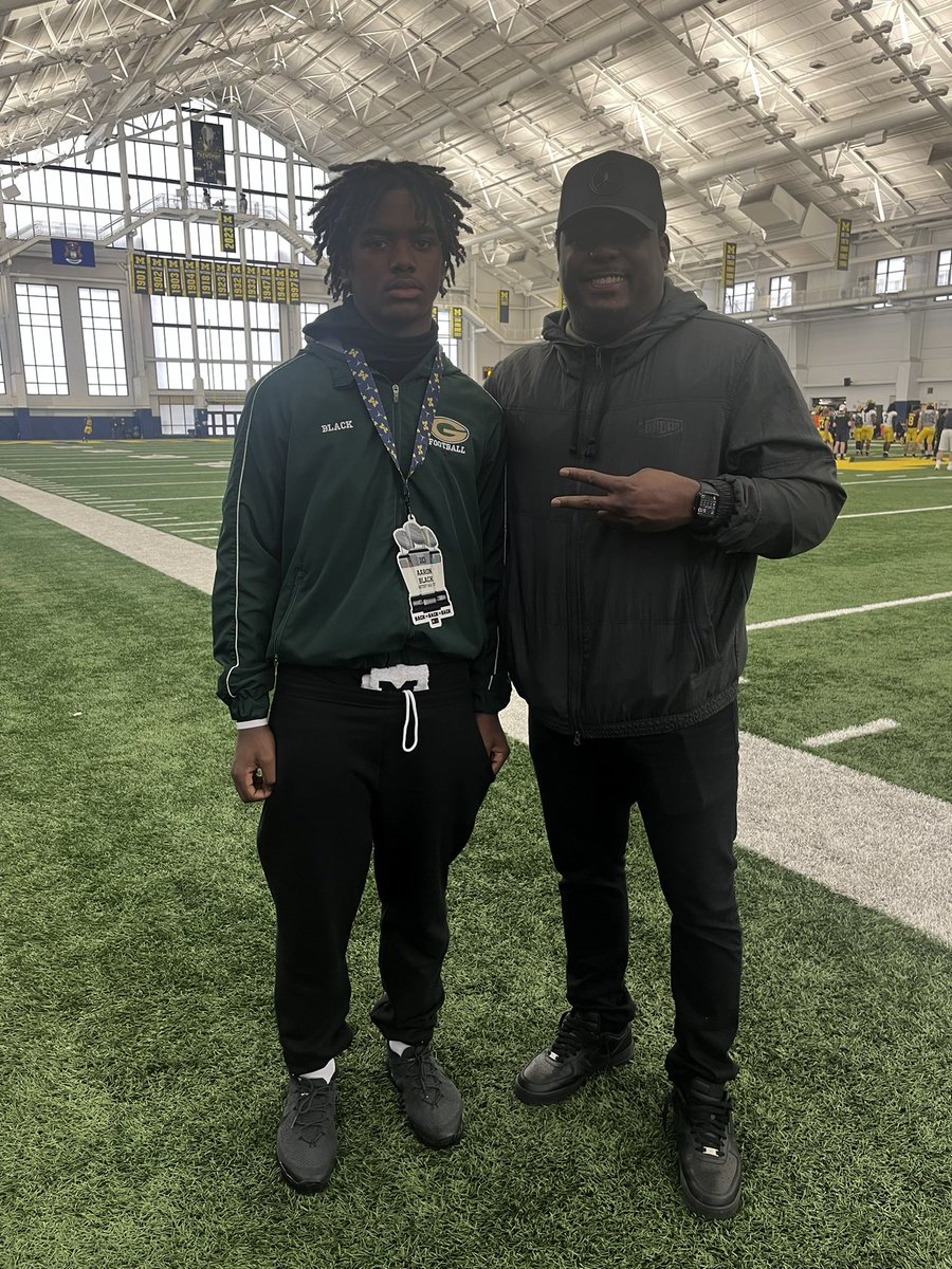aaronabblack_'s tweet photo. Had a Great time At Michigan Today thanks for all the Love and Hospitality! #GoBlue @RivalsJohnson @RustyMansell_ @ChadSimmons_ @CoachGCarswell @CoachSB_4theG @CoachStokowski @grayson_fb @Coach_AMHill  @Metro7Football @TrellJones203 @CoachNickPopiel @Alex_B2C https://t.co/euVI3aazxz