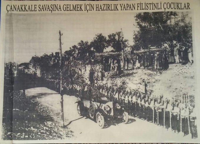 Kemalist ve faşist kılıklı bu siyonist artıklarına kapak Çanakkale harbine katılmak için hazırlık yapan Filistinli çocuklar. #gazze #GazzeBizimDir