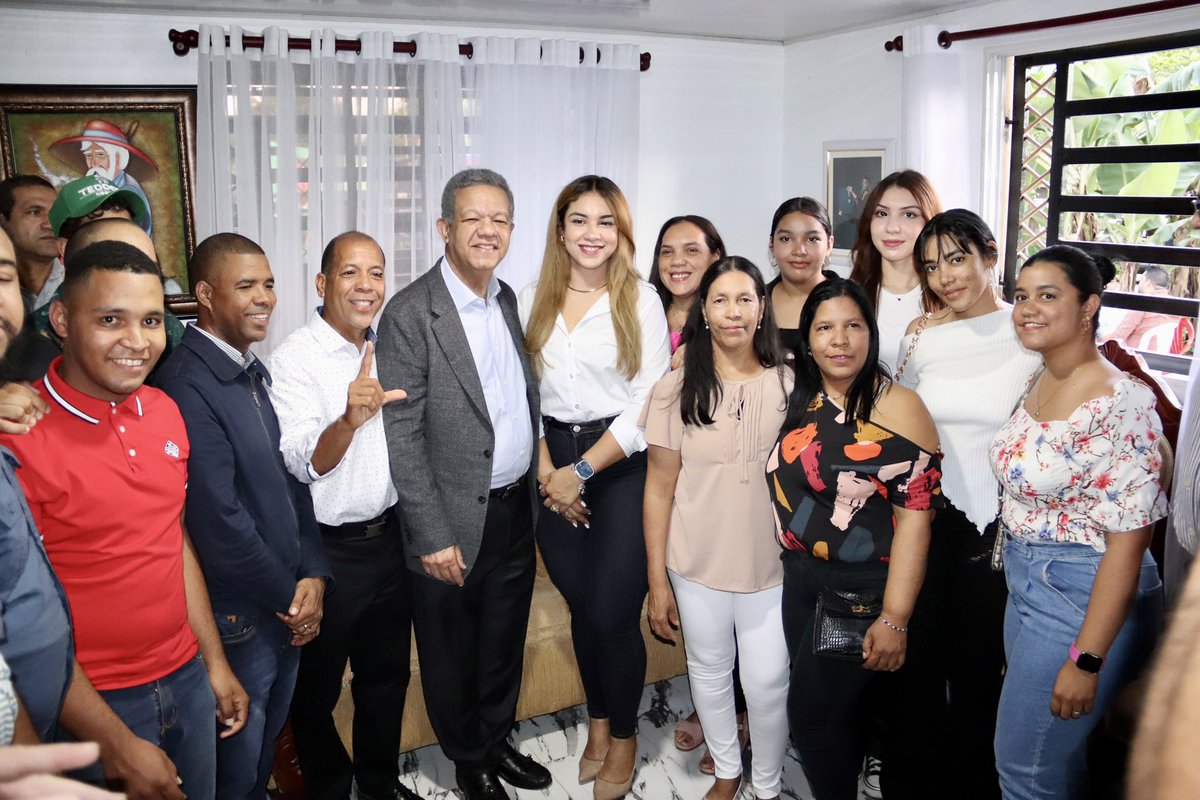 #FPComunica | Compartimos imágenes de @LeonelFernandez mientras saluda a excandidatos a alcaldes, regidores, directores y vocales. Lugar📍: Juman Bejucal, Monseñor Nouel. #LaVozDelPueblo