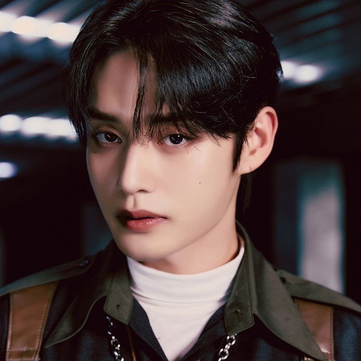 glory &amp; gore ; riwoong fic

Rui tenía catorce años cuando su nombre fue sorteado en los juegos del hambre, una competencia donde se juega a muerte y sólo termina cuando hay un tributo de pie. Ahora tiene diecinueve, y volvió a pasar. Pero hoy es una persona completamente