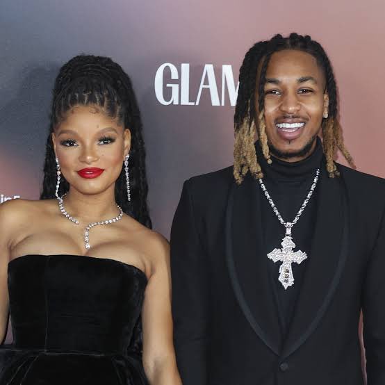 Halle Bailey negou o fim do relacionamento com o rapper DDG. Os dois artistas continuam juntos.