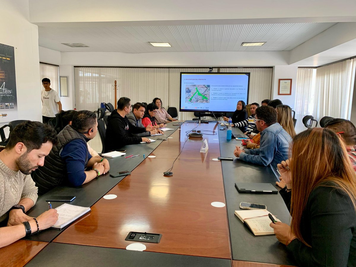 El asesor de despacho, @John_Carrero, trabaja en articulación con la @alcaldiadetunja y el equipo técnico de @uptcoficial en la propuesta de estudios y diseños para la adecuación de tramos viales aledaños a la Terminal de Transporte de Tunja desde la glorieta Baracaldo.