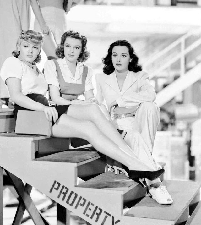 @fasc1nate Them! 💖 LanaTurner JudyGarland HedyLamarr Publicity stills for 'Zigfield Girl' (1942)