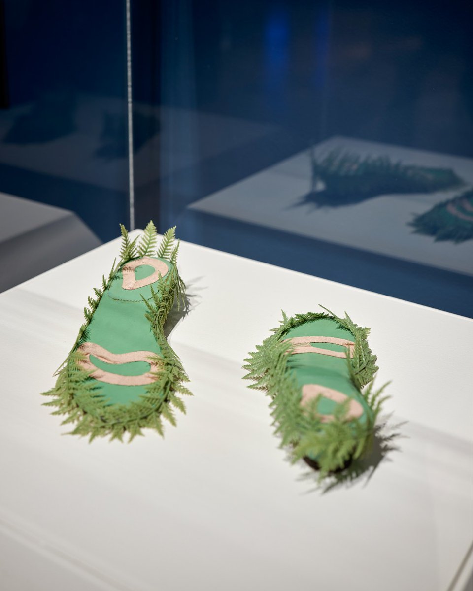 Walking into the weekend with “No Shoes.” 🌿 Beth Levine was one of the few  women shoe designers in the 20th century. She used modern materials, such  as acrylic, vinyl, and Astroturf., image size:960x1200