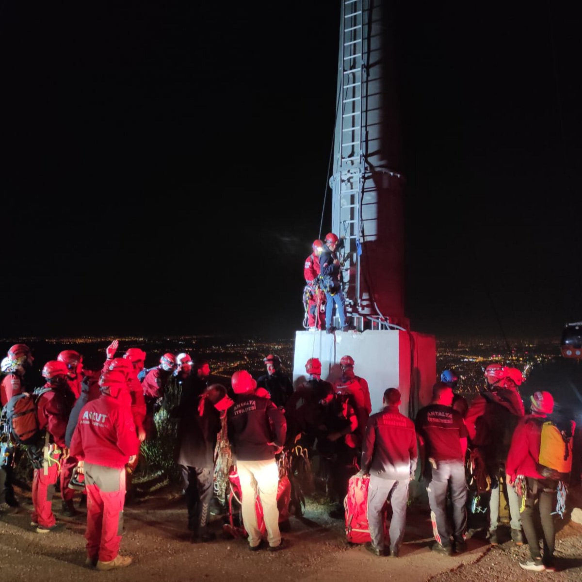 #AKUToperasyon Antalya'da meydana gelen teleferik kazasında mahsur kalan kişiler için sürdürülen kurtarma çalışmaları kapsamında, 5 ekibimizden 46 gönüllümüz kazazedeleri ip teknikleriyle tahliye etmeye devam etmektedir.