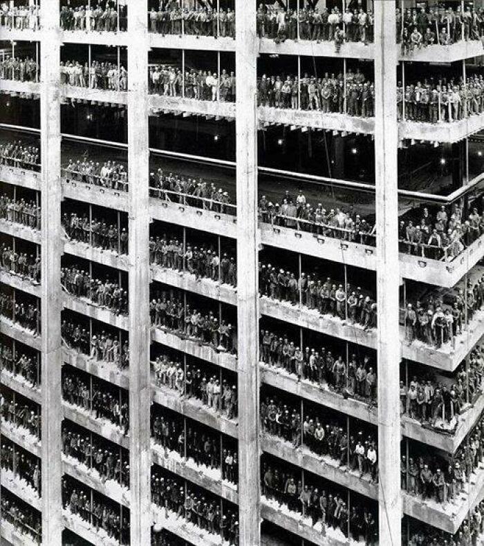 The 3,000 men who helped build the Chase Manhattan Bank in New York City pose for a photo near the end of the constructional work, Aug 19, 1964.