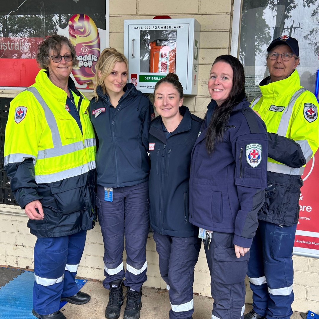 📍 Kinglake: a new AED has just been installed as part of your town’s Heart Safe Community program at the Pheasant Creek General Store. ❤️ This heart-starting device will help bystanders become lifesavers! @heartfoundation More: bit.ly/3UgjFhK