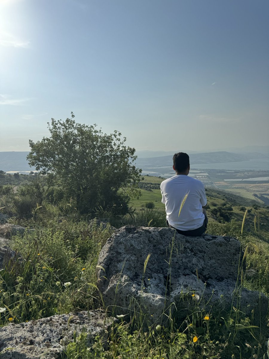 التقتطت هذه الصورة مساء اليوم ، في شمال الأردن و تطل على بحيرة طبريا في فلسطين ، وهضبة الجولان في سوريا و لبنان - تمنيت أن تنتهي الحرب يوماً ويعود الزيتون فلسطينياً والياسمين شامياً ، والصوت عراقياً والعسل يمنياً ويبقى العز عربياً والنصرُ إسلامياً بإذن الله تعالى ...