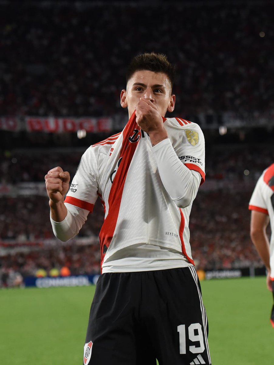 ¡Gritalo, Diablito! El segundo gol de Echeverri en la Primera de River, su estreno en Libertadores. Los dos fueron en el mismo arco, el de la Centenario 📷 Palito Haliasz