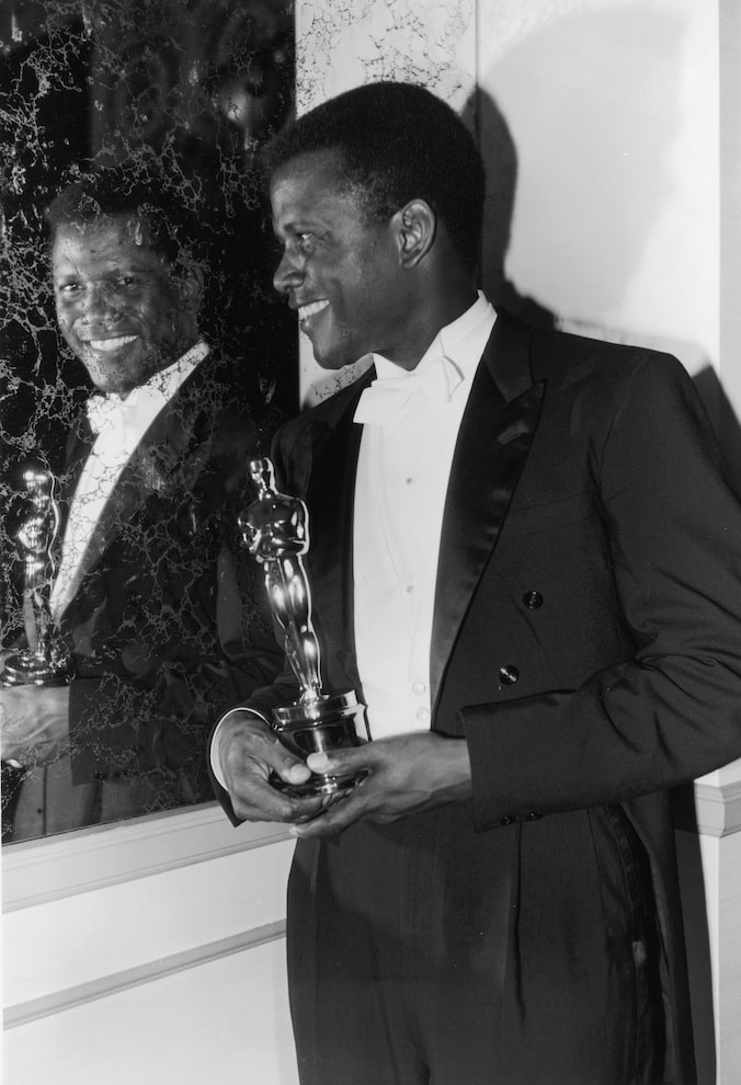 telecine's tweet photo. Há 60 anos, Sidney Poitier ganhava o Oscar de Melhor Ator Principal pelo seu papel por Uma Voz Nas Sombras. Ele entrou pra história por ser o primeiro ator negro a conseguir o prêmio e um dos grandes destaques da era de ouro de Hollywood. https://t.co/KkKqyxTNtq
