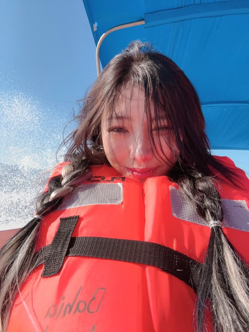 If i started a youtube channel, would you guys want to watch it? ?♥️ https://t.co/ckgDtYgRbM