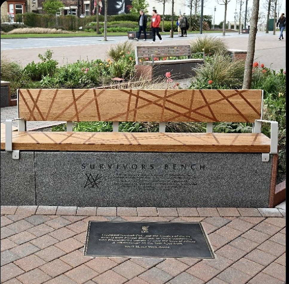 Pour préparer le 3️⃣5️⃣e anniversaire de la 𝐜𝐚𝐭𝐚𝐬𝐭𝐫𝐨𝐩𝐡𝐞 𝐝𝐞 𝐇𝐢𝐥𝐥𝐬𝐛𝐨𝐫𝐨𝐮𝐠𝐡, un nouveau banc des survivants a été installé à côté du mémorial de Anfield ! ❤️🙏 [@LFC] #LFC #YNWA