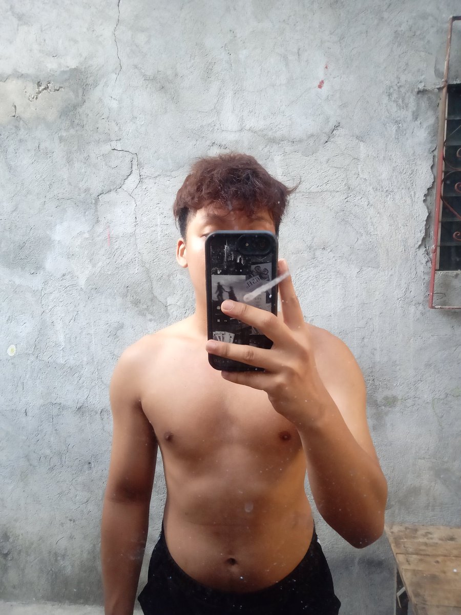 roe_rome's tweet photo. home workout muna dahil day off https://t.co/r8jnzQ40TL