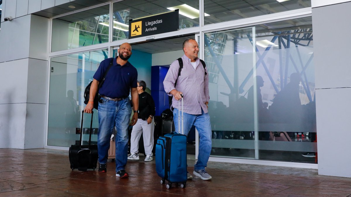 Nuestro personal aeroportuario se encuentra atendiendo con eficiencia y calidez a los pasajeros de entrada, salida y conexión, en la franja de vuelos del mediodía. 🌎✈️🇸🇻