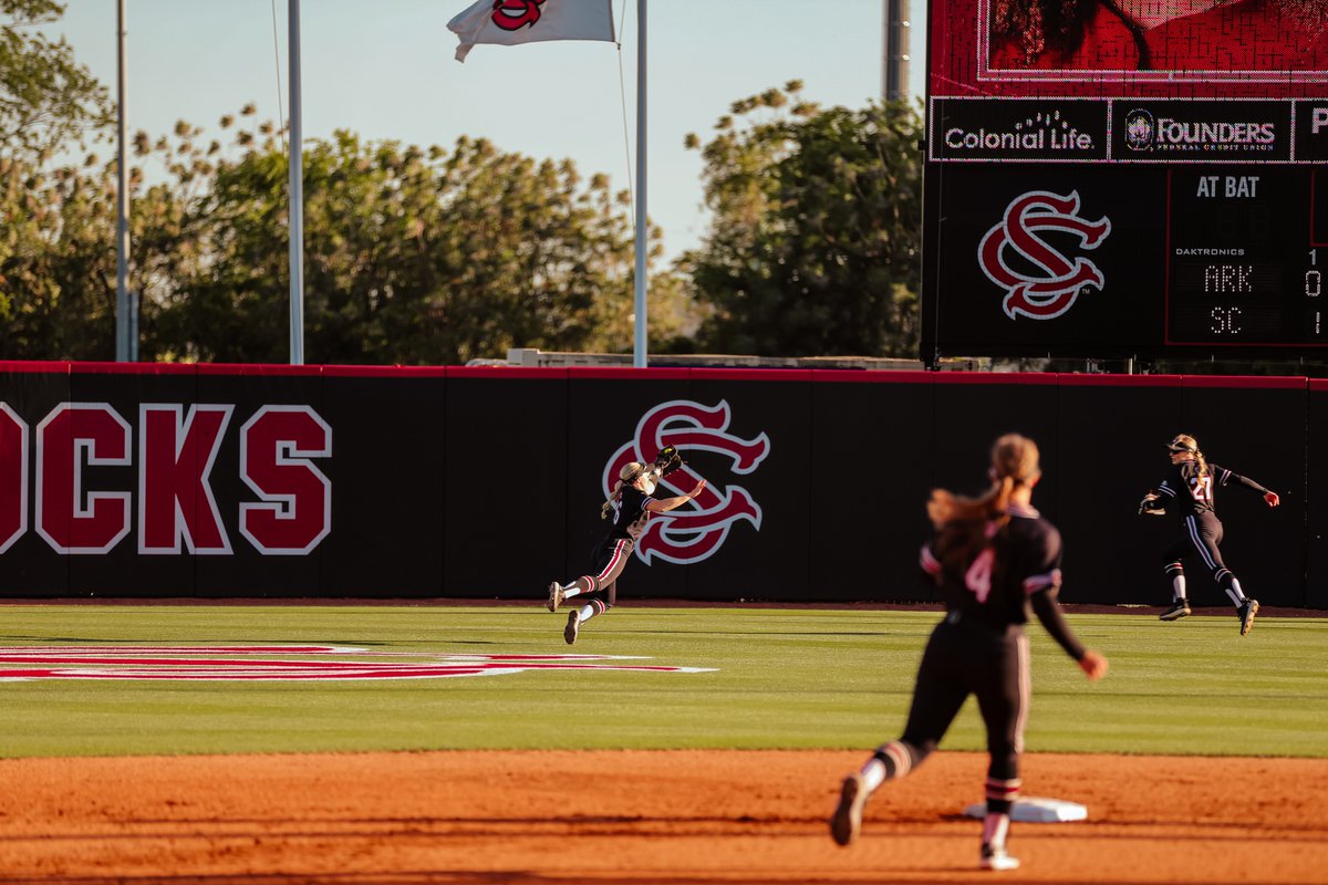 GamecockSoftbll's tweet image. M2 | OH MY🤯@Rileybrooklyn22 with an incredible #SCtop10 catch to end the inning! 

🐔2 | 1 🐗
#Gamecocks🤙