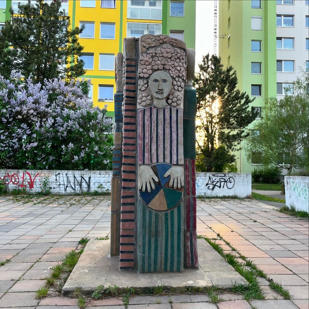 „Rodina” („Family”)) by Antonín Bartoš
📸 12.04.2024.
📍 Praha, Machkova 3
#antoninbartos #family #urbanart #streetart #streetartpraha #streetartczechia #sculpture #sculptureart