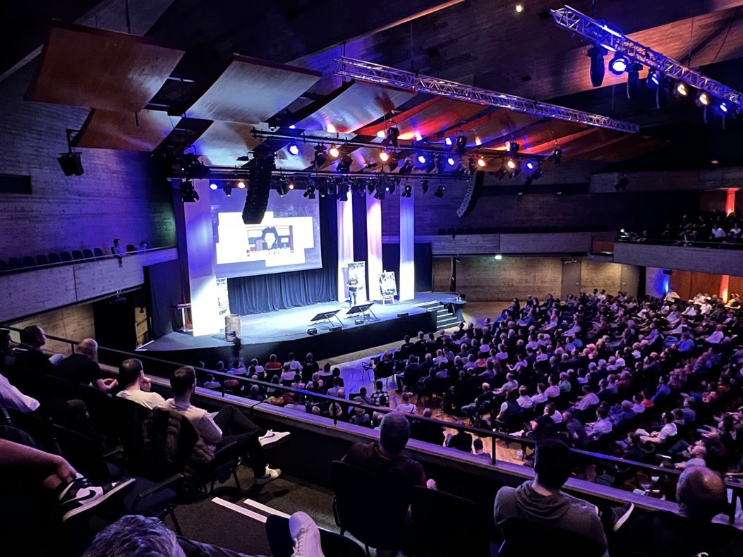 Look at this. 1200 people packed in a theater for Germanys biggest #Bitcoin conference. Run by a bank :) Same time as @CheatCodeCon in Bedford by @PeterMcCormack and @bitblockboom in Texas. Something is happening here.