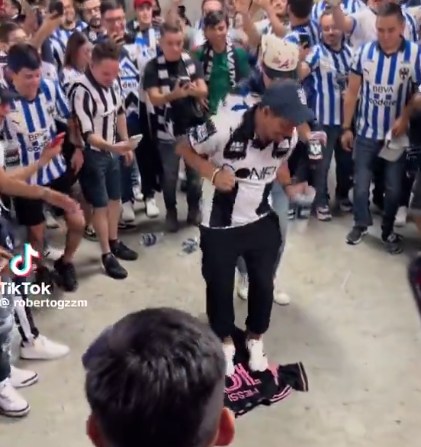 ❗A video went viral that fans of the Mexican team Rayados de Monterrey were stepping on Barcelona legend Leo Messi's shirt after Rayados eliminated Inter Miami from the Concacaf Championship Cup... They were also booing Messi throughout the game.