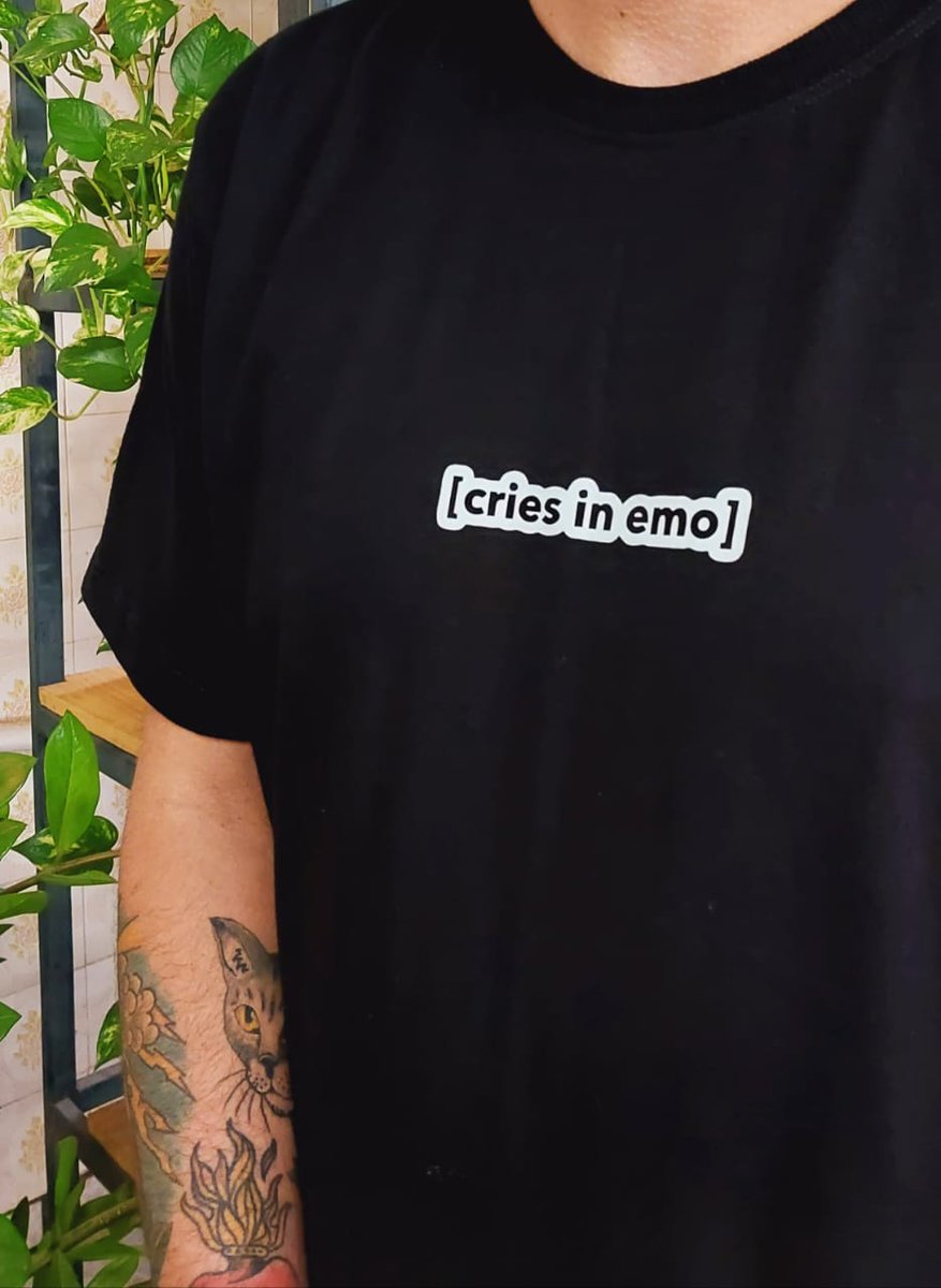 EmoMadeIn's tweet photo. Oioi, temos algumas camisas a pronta entrega, na última foto tem o estoque, corre que é só até hoje!! https://t.co/s24bAHlegP